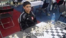 طفل تونسي يرفض اللعب مع 